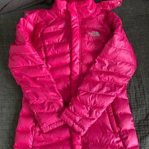Girls North Face 550 down filled winter parka with detachable hood. Size L